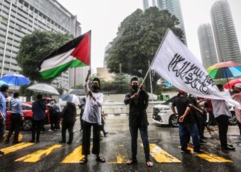 ORANG ramai  hadir menyatakan sokongan dan membantah serangan Israel ke atas penduduk Palestin di Kedutaan Besar Amerika Syarikat di Malaysia, tahun lalu. – GAMBAR AFIQ RAZALI