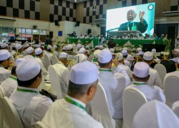 PERWAKILAN mengikuti ucapan Hashim Jasin dalam Muktamar Dewan Ulama di Kedah, semalam. - UTUSAN/SHAHIR NOORDIN