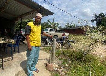 ROSLI Abd. Hamid meminta agar pihak berkenaan dapat menggantikan paip utama yang sudah terlalu lama bagi mengatasi masalah gangguan bekalan air. - UTUSAN/NORHAFIZAN ZULKIFLI