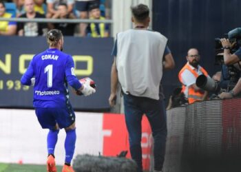 Jeremias Ledesma memegang AED untuk membantu penonton yang mengalami serangan jantung ketika Cadiz menentang Barcelona dalam aksi La Liga di Stadium Nuevo Mirandilla, Cadiz semalam. – AFP