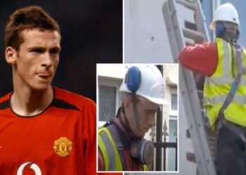 BEKAS pemain pertahanan Manchester United, Lee Roche kini bekerja di tapak pembinaan.