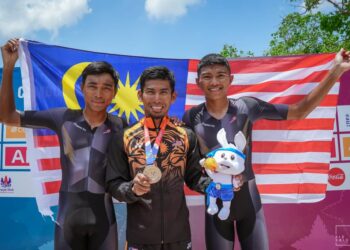NUR Amirull Fakhruddin Mazuki (tengah) meraikan kejayaan memenangi pingat perak kriterium lebuh raya lelaki Sukan SEA 2023 bersama rakan sepasukan.