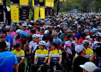 PESERTA yang menyertai L’Etape Malaysia oleh Tour De France memulakan kayuhan seawal pagi di Desaru, Kota Tinggi hari ini. -UTUSAN/RAJA JAAFAR ALI