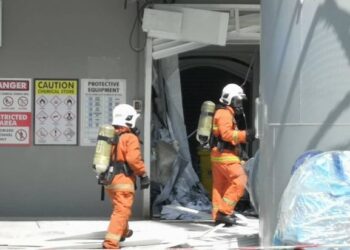 ANGGOTA Hazmat masuk ke kawasan kejadian bagi memeriksa punca letupan di Dyson Malaysia Development Centre, Taman Perindustrian Senai, Johor Bahru. - FOTO/KHAIRUL MOHD. ALI