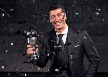 ROBERT Lewandowski meraikan kejayaan muncul Pemain Terbaik FIFA 2021.