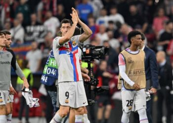 ROBERT Lewandowski (tengah) memberi penghormatan kepada penonton apabila kepulangannya ke Jerman bersama Barcelona berakhir dengan kekalahan 2-0 kepada Bayern Munich hari ini. - AFP