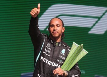 LEWIS Hamilton meraikan kejayaan menjuarai Grand Prix Brazil 
di Litar Interlagos, Sao Paulo minggu lalu.