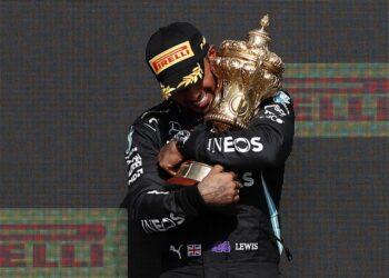 LEWIS Hamilton memeluk trofi Grand Prix Britain di Litar Silverstone semalam. - AFP