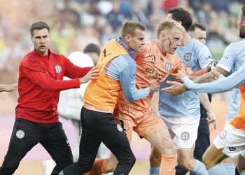 PENJAGA gol Melbourne City, Tom Glover mengalami kecederaan di kepala selepas dibaling dengan baldi berisi pasir dalam perlawanan Liga A yang bertukar ganas di Melbourne semalam.