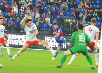 PENYERANG JDT, Fernando Forestieri melepaskan rembatan ketika menentang Sabah FC dalam perlawanan Liga Super di Stadium Sultan Ibrahim, Iskandar Puteri kelmarin. - MINGGUAN/RAJA JAAFAR ALI