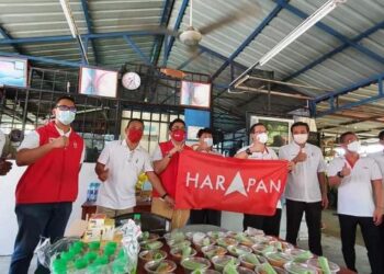 SETIAUSAHA Agung DAP, Lim Guan Eng (empat dari kanan) bertemu dengan jentera Pakatan Harapan dalam lawatannya di Melaka, semalam.
