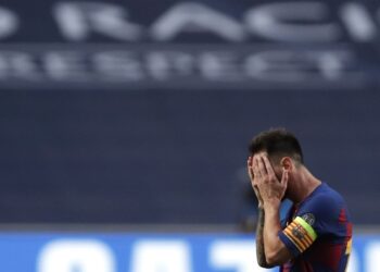 LIONEL Messi kecewa selepas Barcelona dibelasah 8-2 oleh Bayern Munich di Lisbon semalam. - AFP