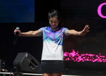 Liu Ying sebak ketika Majlis Persaraannya dari dunia badminton, pada Badminton Terbuka Malaysia 2023, di Stadium Axiata.- MINGGUAN/ SHIDDIEQIIN ZON