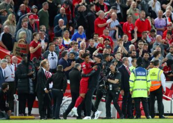 FABIO Carvalho meraikan jaringan kemenangan Liverpool bersama Jurgen Klopp ketika menumpaskan Newcastle United 2-1 dalam aksi Liga Perdana Inggeris di Anfield, semalam.