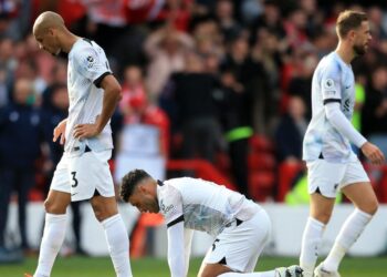 PEMAIN Liverpool, Fabinho (kiri), Alex Oxlade-Chamberlain (tengah) dan Jordan Henderson kecewa selepas dimalukan 1-0 oleh Nottingham Forest dalam aksi Liga Perdana Inggeris di The City Ground, Nottingham. - AFP
