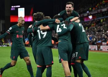 PEMAIN Liverpool meraikan gol ketiga yang disempurnakan oleh Stefan Bajcetic (43) ketika menumpaskan Aston Villa dalam aksi Liga Perdana Inggeris di Villa Park, Birmingham semalam. - AFP