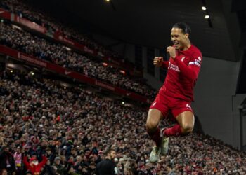 VIRGIL van Dijk yang meledak gol ketika menentang Wolverhampton menyeru penyokong Liverpool menghadirkan suasana ‘magis’ di Anfield untuk menewaskan Manchester United esok. – AFP