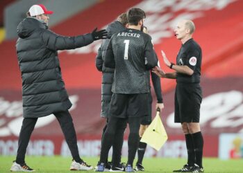 PENYOKONG Liverpool meluahkan keresahan apabila pertemuan Liga Perdana menentang Brighton hari ini bakal diadili oleh  Mike Dean.