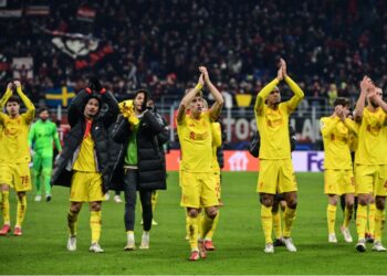 PEMAIN Liverpool memberi penghormatan kepada penyokong yang hadir di Stadium San Siro, Milan, Itali kelmarin selepas menumpaskan AC Milan 2-1 dalam perlawanan Kumpulan B, Liga Juara-Juara. – AFP