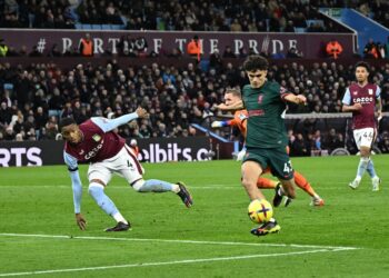 STEFAN Bajcetic (tengah) mengawal bola sebelum meledak gol ketiga Liverpool ketika menumpaskan Aston Villa dalam aksi Liga Perdana Inggeris di Villa Park, Birmingham. - AFP