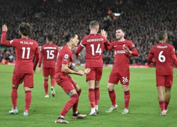 PEMAIN Liverpool meraikan gol kedua mereka yang berpunca daripada jaringan sendiri pertahanan Leicester, Wout Faes dalam aksi Liga Perdana Inggeris di Anfield semalam. - AFP
