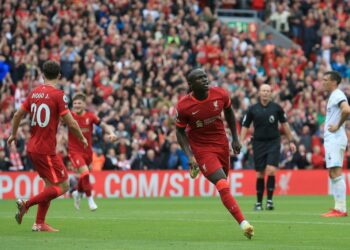 SADIO Mane meraikan jaringan kedua Liverpool ketika menentang Burnley di Anfield hari ini. - AFP
