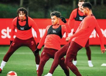 CODY Gakpo (kanan) menjalani latihan pertama bersama Liverpool semalam dalam persiapan menghadapi Wolverhampton pada Piala FA esok. – IHSAN LIVERPOOL FC