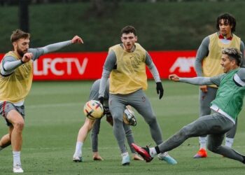 KEPULANGAN semula Roberto Firmino (kanan) pada sesi latihan memberi kelegaan buat Liverpool menjelang pertemuan menentang Newcastle esok.
