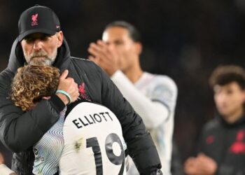 JURGEN Klopp (kiri) memeluk pemain tengah Liverpool, Harvey Elliott selepas tamat perlawanan Liga Perdana Inggeris menentang Crystal Palace di Selhurst Park, selatan London semalam. - AFP