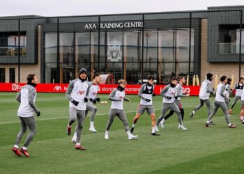 PEMAIN Liverpool menjalani latihan akhir semalam menjelang pertemuan menentang Manchester United. - IHSAN LIVERPOOL FC