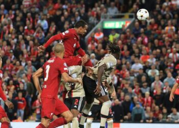 JOEL Matip (atas) menjaringkan gol kemenangan Liverpool ketika menentang Ajax di Anfield. - AFP