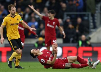 PENYERANG Liverpool, Darwin Nunez mengerang kesakitan selepas dikasari pertahanan Wolverhampton, Craig Dawson dalam aksi Liga Perdana Inggeris (EPL) di Stadium Molineux.-AFP