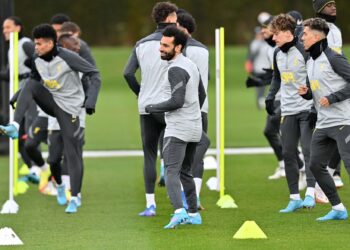 PEMAIN Liverpool melakukan sesi latihan menjelang pertemuan suku akhir pertama menentang Benfica di tempat lawan. -AFP