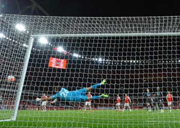 PENJAGA gol Arsenal, Emiliano Martinez menyelamatkan gawangnya daripada dibolosi pemain Liverpool dalam aksi Liga Perdana Inggeris di Stadium Emirates, London awal pagi tadi. - AFP