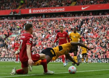 PEMAIN tengah Liverpool, James Milner (kiri) bersaing dengan pertahanan Wolves, Tote Gomes dalam aksi Liga Perdana Inggeris, kelmarin. - AFP