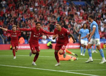 DARWIN Nunez (kanan) meraikan jaringannya ketika membantu Liverpool menewaskan Manchester City dalam aksi Perisai Komuniti di Stadium King Power, Leicester hari ini.