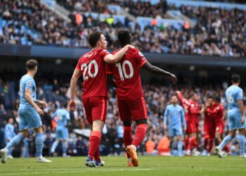 DIOGO Jota (kiri) dan Sadio Mane meledak gol Liverpool ketika menentang Manchester City semalam.