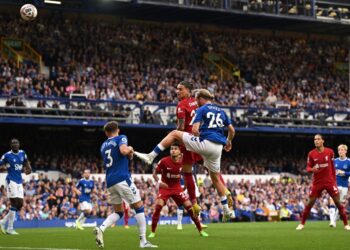 PENYERANG Liverpool, Darwin Nunez (tengah) melakukan tandukan ketika menentang Everton dalam aksi Liga Perdana Inggeris di Goodison Park, Liverpool malam ini. - AFP