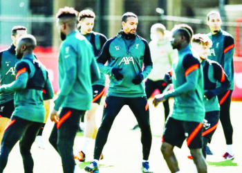 PEMAIN Liverpool menjalani latihan akhir di Pusat Latihan AXA, Liverpool semalam menjelang pertembungan dengan Manchester City malam ini. – IHSAN LIVERPOOL FC