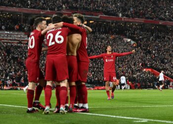 MOHAMED Salah menyempurnakan penalti bagi memastikan Liverpool terus bersaing merebut kelompok empat teratas.