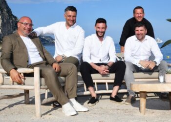 HUGO Lloris (tengah) kini pemilik bersama sebuah restoran tepi pantai,  La Javanaise yang terletak di Beaulieu-sur-Mer, Perancis. 
– IHSAN BACKGRID