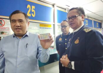 ANTHONY Loke Siew Fook menunjukkan lesen memandunya yang diperbaharui melalui inisiatif pembaharuan lesen untuk tempoh 10 tahun di JPJ Seremban, hari ini.- UTUSAN/NOR AINNA HAMZAH