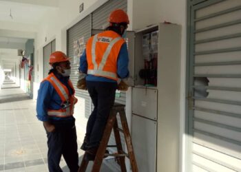 PETUGAS TNB memeriksa meter  elektrik di sebuah premis di Taman Komersial Saujana, Seremban 2 di Seremban, Negeri Sembilan, hari ini.- UTUSAN/SYED AHMAD ZULKARNAIN SYED ALI.