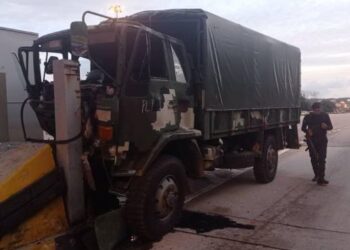 SEBUAH lori ATM yang dalam perjalanan membawa 13 orang Parajurit Muda terbabit dalam kemalangan selepas melanggar tembok batu pemisah lorong tol di Kilometer 7.1 Plaza Tol Lebuh Raya Seremban-Port Dickson, Seremban, semalam. - FOTO/IHSAN POLIS