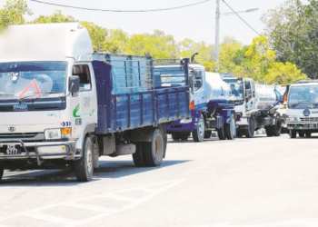 SADA menyediakan  perkhidmatan penghantaran bekalan air  di kawasan terputus bekalan. GAMBAR HIASAN