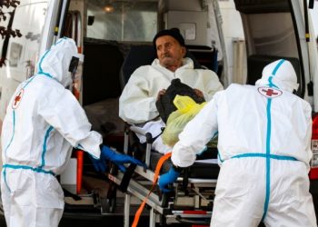 PETUGAS kesihatan Lubnan sedang memindahkan warga emas yang dijangkiti Covid-19 untuk dibawa ke Hospital Universiti Nabih Berri di Lubnan. - AFP