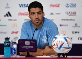 LUIS Suarez yang mencetuskan polemik 12 tahun lalu mengadakan sidang akhbar menjelang pertemuan menentang Ghana, hari ini. - AFP