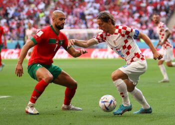 MODRIC cuba melepasi kawalan pemain Maghribi ketika kedua-dua pasukan terikat 0-0 di  Stadium Al Bayt.