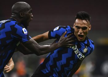 Lautaro Martinez (kanan) turut meledak gol untuk membawa Inter Milan ke separuh akhir Liga Juara-Juara.