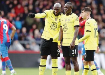 AKSI buruk Romelu Lukaku (kiri) yang hanya melakukan tujuh sentuhan sepanjang 90 minit ketika kali terakhir berdepan Crystal Palace, Februari lalu mungkin menyebabkan dia direhatkan hari ini.
